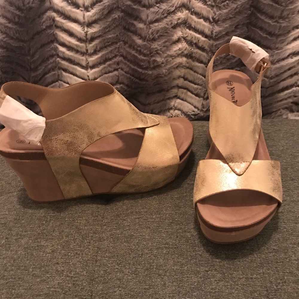 ❌SOLD❌ Distressed Gold Wedges - NWT - Size 8 1/2